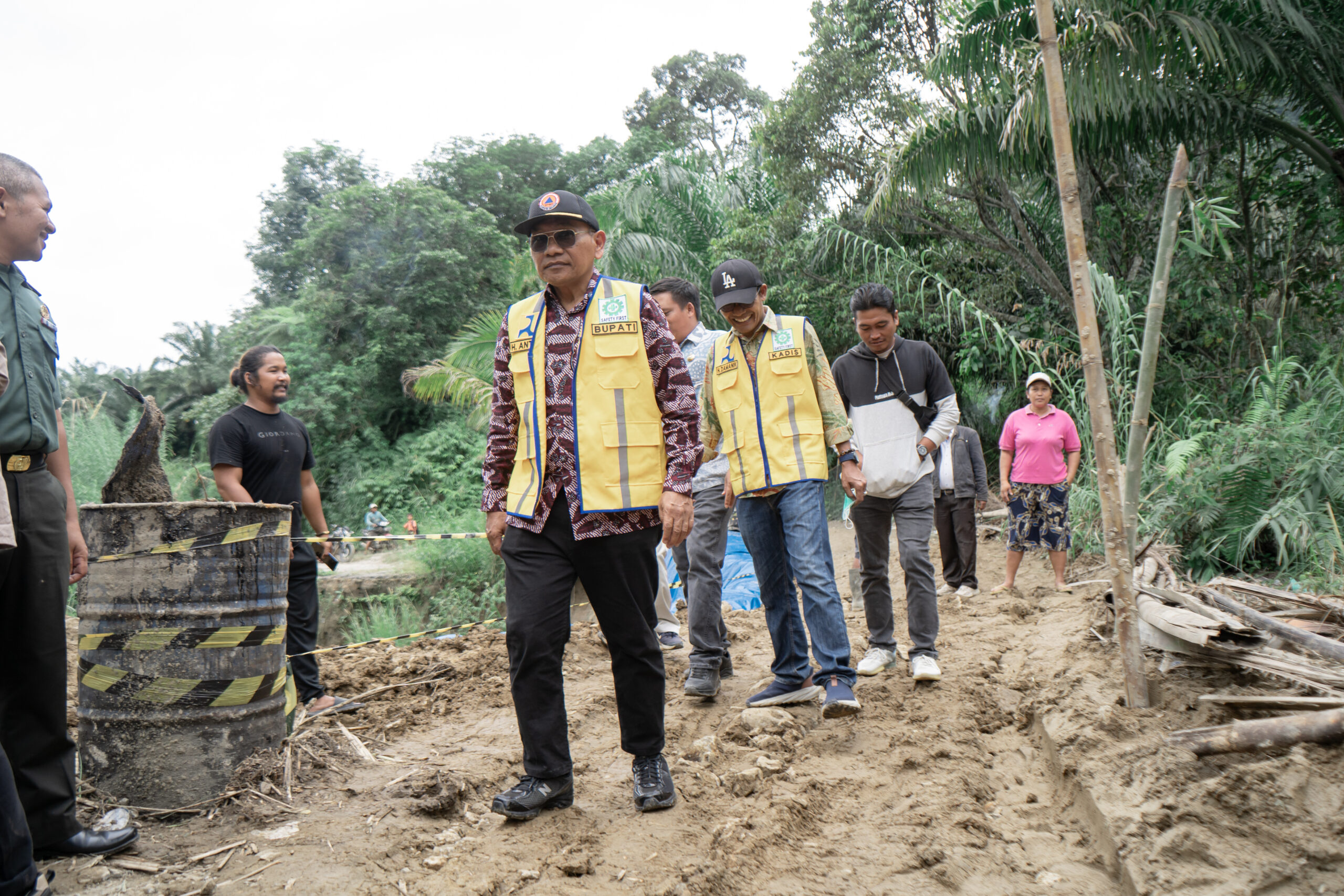 Tinjau Jalan Provinsi Putus Akibat Longsor, Bupati Simalungun Perintahkan Kadis PUTR Lakukan Perbaikan Sementara